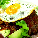 女性に大人気のロコモコは必食！半熟目玉焼きの黄身をとろーり絡めて…美味しそう♪