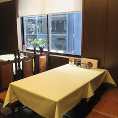 4名がけのテーブル席を複数ご用意しております。