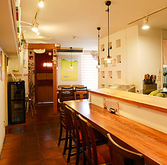 お連れ様と肩を並べてランチにも人気のカウンター席は、木のぬくもりが温かい◎