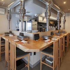 誰にも邪魔されず、ただひたすら美味しいお肉と向き合いたい日は「金どこ」のカウンター席へ。 一人一台のロースターで、自分の好きなタイミング、好きな焼き加減でA5ランクの黒毛和牛を堪能できます。注文は手元のタブレットで完結するので、周囲を気にせずマイペースに。自分だけの「最高の食卓」がここにあります。