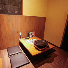 一枚板のゆったりとした座敷席もあるのでお食事を楽しみながらまったり◎ママ会や少人数の飲み会やデートにもオススメです♪ (天王寺/あべの/居酒屋/韓国料理/飲み放題/食べ飲み放題/女子会/鍋/貸切/サムギョプサル/ビアガーデン/個室）