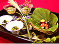 【料理　～色づく季節に相応しく～】松茸の土瓶蒸しに焼き松茸、むかごに野いちご、山ぶどうに山野草も添えて楽しいお膳に。