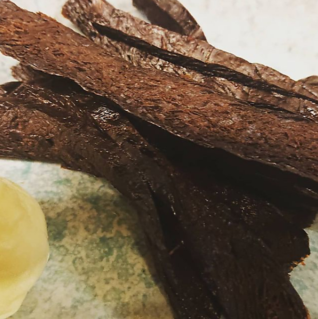 イルカや鯨など珍味メニューも。※写真は『イルカのたれ』清水では一番メジャーなイルカのつまみです