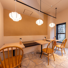 テーブル席をつなげて6名様で利用可能◎