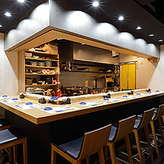 カウンター席も10席ご用意しています。店主との会話が楽しめるのもカウンターならではの楽しみの一つです。ぜひ料理に合うお酒等尋ねてみてはいかがでしょうか。より美味しく<せんな>の味をご堪能いただけること間違いなしです◎