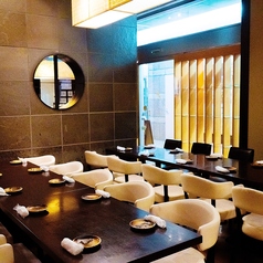 30名様までの団体様もプライベート個室席へご案内可能です！当店自慢の料理やお酒をお楽しみ下さい。飲放題付きの宴会プランも各種ご用意しており、コース値引きなどお得なクーポン券もご利用いただけます。ビジネスシーンでの宴会などにおすすめです。