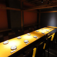 テーブル12名様の個室席です。中規模な会社宴会やご友人同士の飲み会、部署の忘新年会や歓送迎会などに最適なプライベート空間です。周りを気にせず親しい方との語らいや美味しいお食事、ご宴会をご堪能いただけます。
