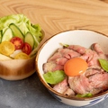 料理メニュー写真 自家製ローストビーフ丼