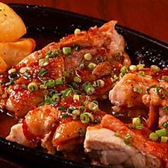 若鶏のモモ肉鉄板焼き