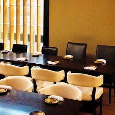 12名様でご利用いただけるテーブル席は、小規模な飲み会や宴会におすすめのお席です。ゆったりと足を伸ばしてお寛ぎいただきながら、当店自慢の逸品料理や豊富なドリンクをお楽しみ下さい。飲み放題が付いた宴会も◎気軽な飲みの場や、宴会にもお使いいただけるお得なクーポンを多数ご用意しております。