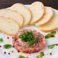 マグロのタルタル　バゲット添え