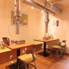 落ち着いた雰囲気の店内には、2名様掛けのテーブル席が5席ございます。デートや女子会、友人との食事にぴったりで、広々とした空間でゆったり過ごせます。お料理を楽しみながら、心地よい時間をお過ごしください。席間隔も広くとっているため記念日や誕生日など特別な日にもおすすめです。ぜひお気軽にご利用くださいませ。