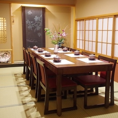ゆっくりとお食事をお愉しみ頂ける完全個室もご用意できます。お部屋代として5,000円頂戴しております。