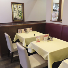 ２名がけのテーブル席を複数ご用意しております。