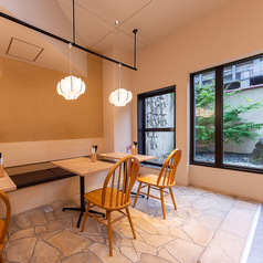 2名掛けテーブル席×7卓ご用意しています◎