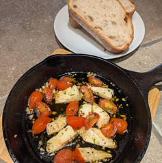 フルーツトマトとカマンベールチーズのアヒージョ