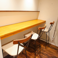 【カウンター席】お洒落な雰囲気のカウンター席は、デートでのご利用にも最適です。お二人の距離が近いので、会話も弾み、より一層楽しい時間を過ごせます。