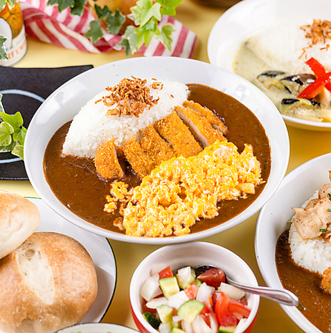 深夜2時まで営業中◎漫画いっぱいのカフェ空間でこだわり欧風カレーを堪能！