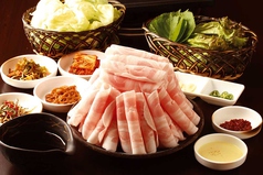 新宿東口 韓国料理サムギョプサル とん豚テジ　ゴジラロード店の写真1