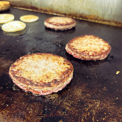 肉の旨みがギュッと詰まった、牛100%のパティ！の写真