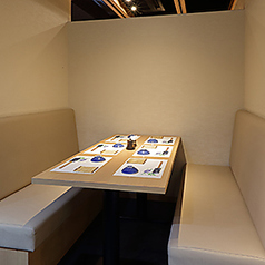 シンプルかつ清潔感のある店内には、ベンチシートの半個室もご用意しています。お子様連れのファミリーにもご利用しやすいお席となっていますので、ぜひランチや夕飯にお出かけ下さい。スタッフ一同、ご来店を心よりお待ちしております。