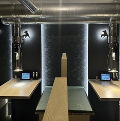 【2F 個室テーブル席☆2名様～6名様】2名様～6名様までの個室テーブル席をご用意しております。こちらの席では、プライベートな空間でおくつろぎいただけます。大切な方との特別なひとときを食事とともにお楽しみください。