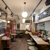 【仲間と過ごす心地よい空間】 周囲を気にせず楽しめるよう、テーブル間は十分なスペースを取っています★席同士の間隔も広めなので、ゆったりとした気分で過ごせます◎人数に応じた席の変更も可能で、少人数での食事から宴会まで対応可能です！