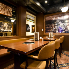 少人数での集まりや親しい友人との食事にぴったりな3名様用のテーブル席です。