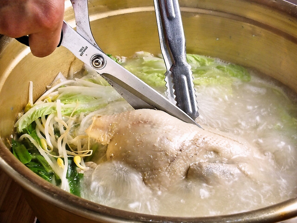 夏のおすすめ鍋は【タッカンマリ】じっくり煮込んだスープは鶏の旨味がたっぷり♪美肌効果も♪