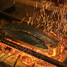 【カツオの塩たたき】さっぱりとした料理ももちろんご用意。お酒にもぴったりな餃子やさつま揚げもの写真