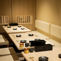 デートや記念日に最適なプライベート空間。個室2名様～ご利用可能。温かみある照明が照らす雰囲気ある空間は、女性にも人気の席となっております。すすきのでのデートやご友人との飲み会、女子会などにもおすすめの空間です。