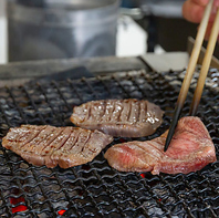 炭火焼きで引き出す厚切り牛タンの旨みと香ばしさ