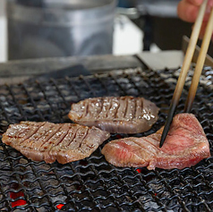 炭火焼きで引き出す厚切り牛タンの旨みと香ばしさ