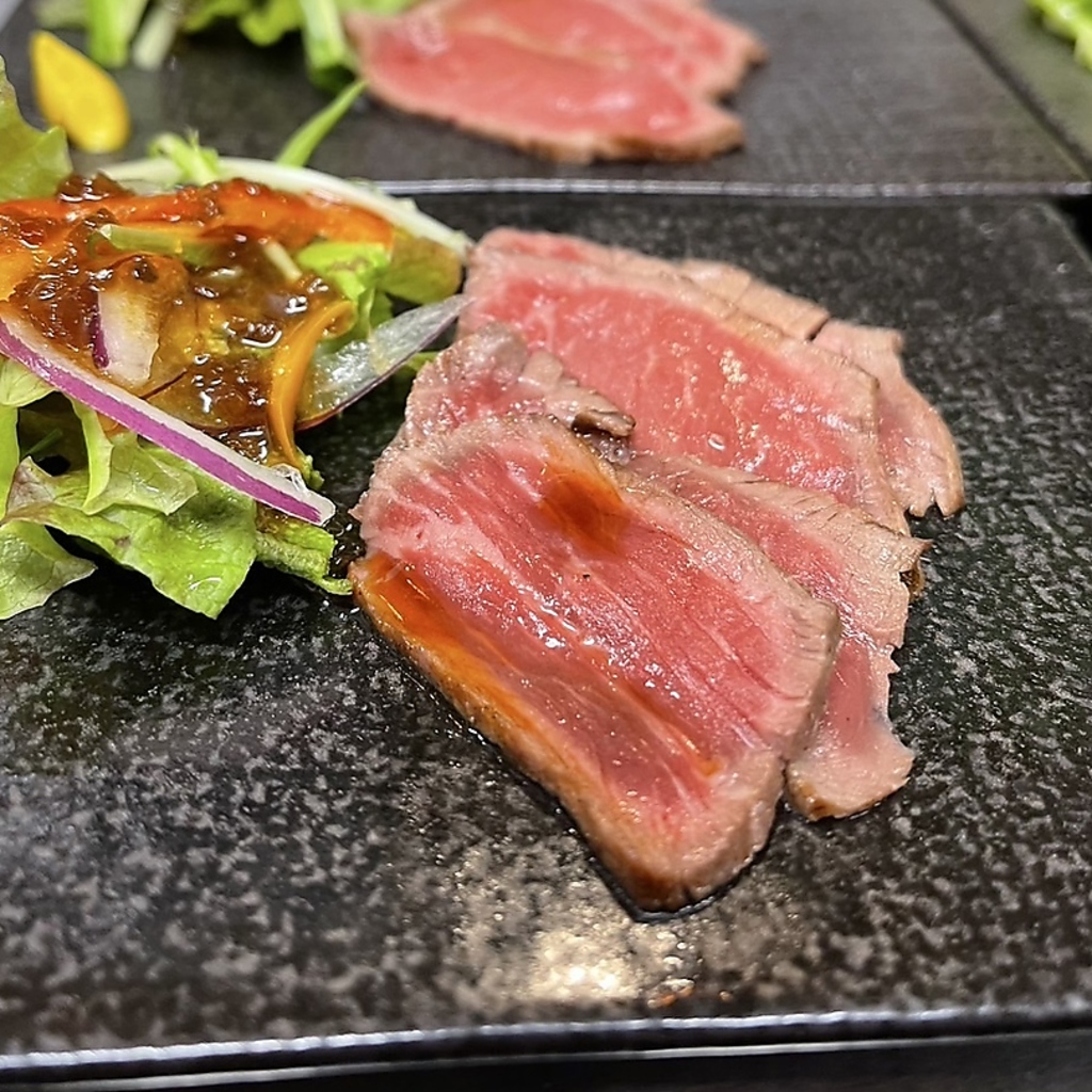 シンプルな和牛のタタキは肉質の良さが際立つ一品。旨みが凝縮され、特製ソースとの相性も抜群です。