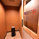 店内に専用喫煙ブースを完備しております。お食事の途中でも、わざわざ店外に出ることなく落ち着いて飲食をお楽しみいただけます。