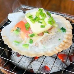 ホタテなど、七輪で焼くと美味しくなる様々なメニューが豊富！の写真