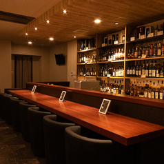 デートや親友との語らいには、カウンター席での「二人時間」がおすすめ。シックな空間で、肩を並べてグラスを傾ければ、自然と会話も弾みます◎バーならではの本格的な雰囲気の中で、大切な方との距離もぐっと縮まるはず。最新カラオケも完備しているので、しっとり飲むのも、二人で歌って盛り上がるのも自由です。