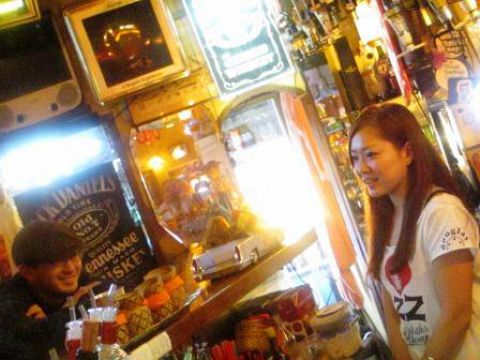 あの人気店マッカーサーギャレッジのBAR！古き良きオールドアメリカンな店内♪