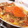 料理メニュー写真 渡り蟹を丸ごと一杯使ったトマトクリームソース スパゲッティ