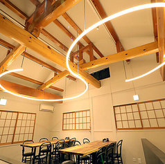 6名テーブル席は3卓ご用意しており、ゆったりとした食事を楽しむのに最適です。木の温もりを感じる大きなテーブルは、会話を弾ませる空間を演出します。落ち着いた和の雰囲気とモダンなデザインが調和し、リラックスできる環境です。友人や家族との特別な時間や、ビジネスの会食にも対応。プライベート感を大切にした空間。