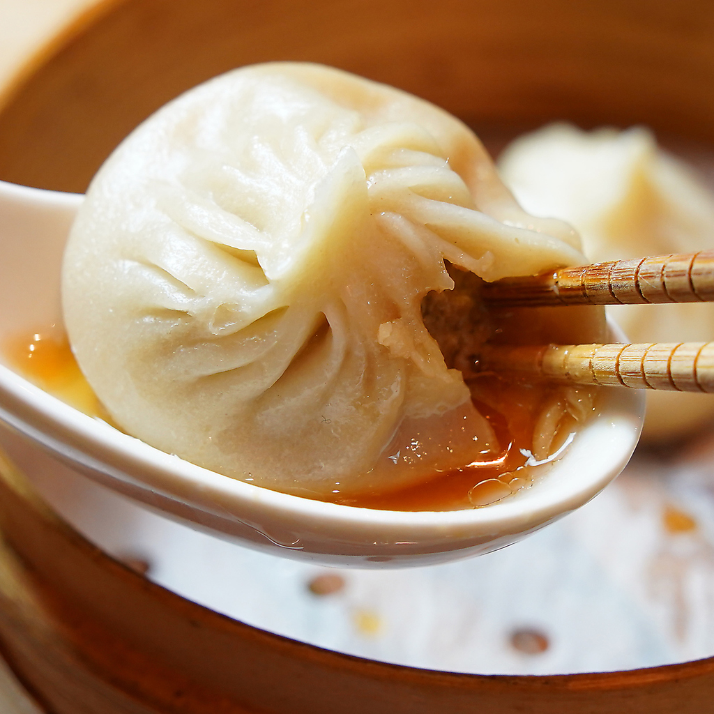 モチモチ生地の中からジュワッと溢れる熱々のスープは旨味がたっぷり。火傷にはお気を付けて！