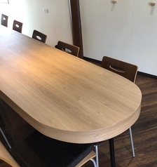 2階カウンター席を大人数でも可能なテーブル席に改修して宴会などご利用頂けます(最大10名) 大画面テレビで、スポーツ全般観戦して楽しい時間を過ごし下さい。