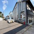 【駐車場】お車でお越しの方も安心！店舗裏に無料駐車場を6台分完備。