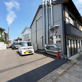 【駐車場】お車でお越しの方も安心!店舗裏に無料駐車場を6台分完備。