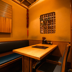 【半個室】少人数宴会用 テーブル席（4名様まで）ご友人同士や会社の仲間とゆったりお過ごしください。少人数の歓迎会や送別会、忘年会・新年会、大切な方とのご接待などの各種少人数のご宴会に対応いたします。