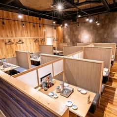 【2名様からご利用可能な個室席】掘りごたつの完全個室は会社でのご宴会や女子会、ママ会、オフ会など、ワイワイ集まる中規模宴会におすすめです。また、幹事様にもお得なクーポンや2時間飲み放題付きのコースを4,000円(税込)～各種ご用意しております！活気ある当店へぜひ！