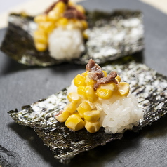 北海道コーンと炭焼牛タンのっけ寿司[1カン]