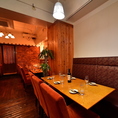 モダンなデザインのテーブル席で、おしゃれな空間と美味しい料理をお楽しみあれ。
