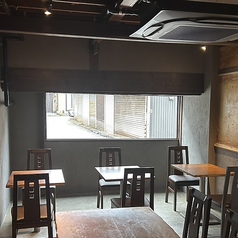 解放感ある窓際の席をご用意。2人だけの少人数利用だけでなく、席を繋げることで幅広い人数の方のご利用も可能です。