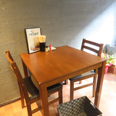 【ゆったりくつろげるテーブル席◎】ゆったりとしたテーブル席で、仲間や家族とくつろぎながら美味しい鉄板料理を楽しめます。心地よい空間で、特別な時間をお過ごしください♪